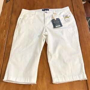 Democracy NWT Absolution Skimmer White Jean Capri Size 14